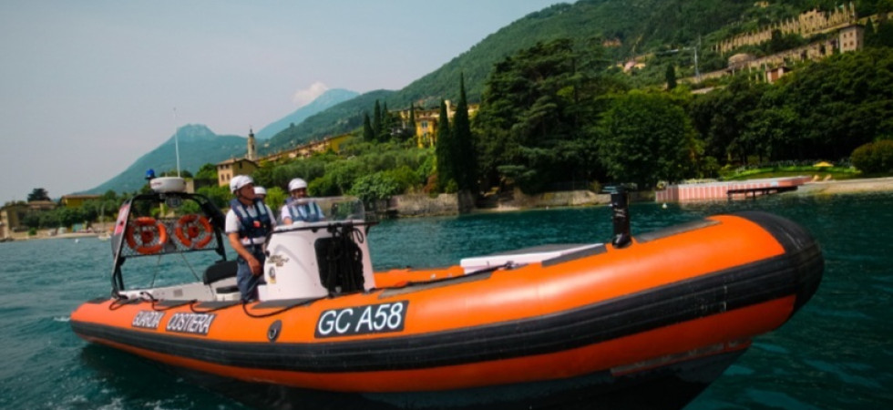 Cade in acqua per un'onda e l'elica lo colpisce alle gambe: guardia costiera in azione sul Garda per salvare un uomo che